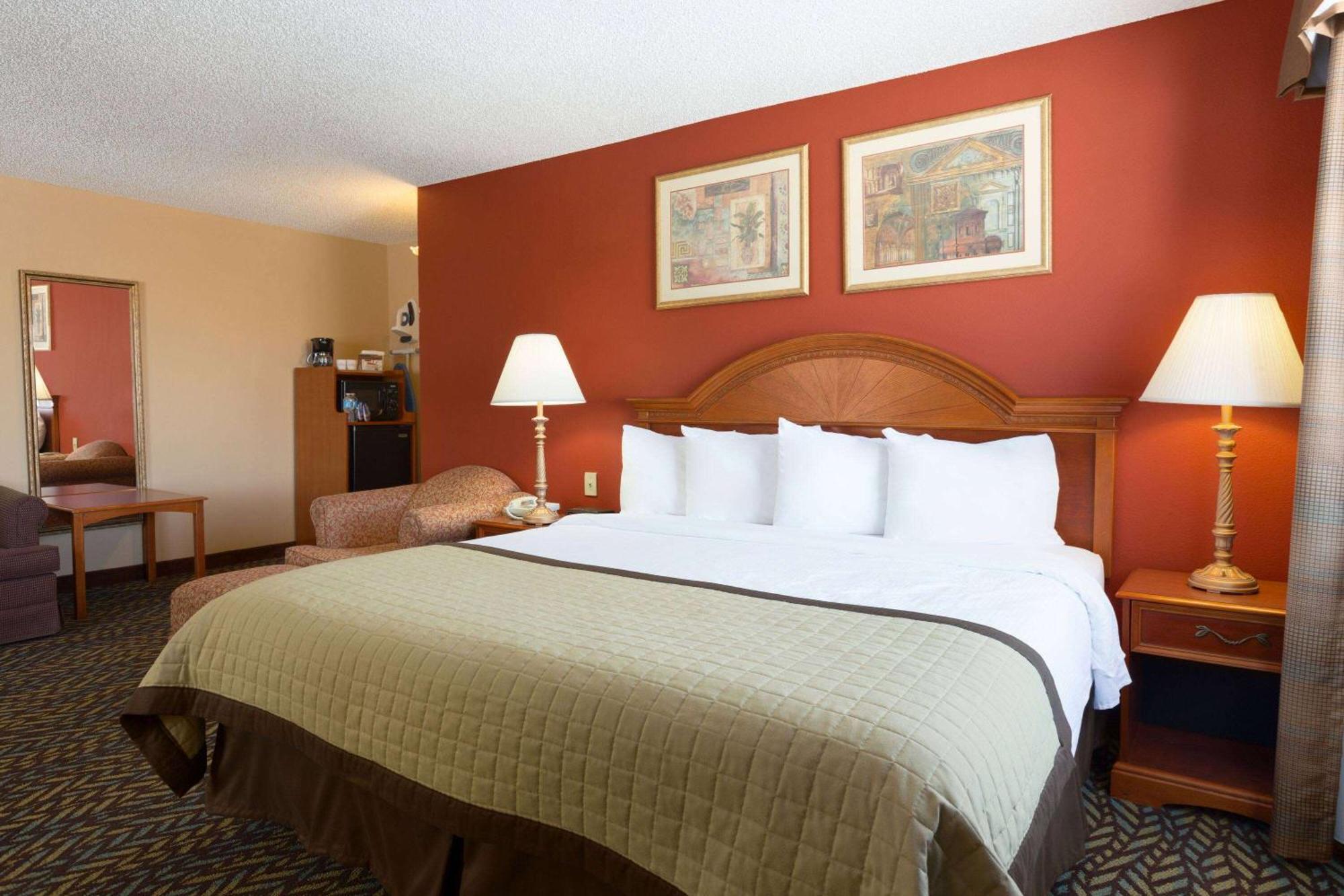 Baymont By Wyndham Airport Hotel Oklahoma City